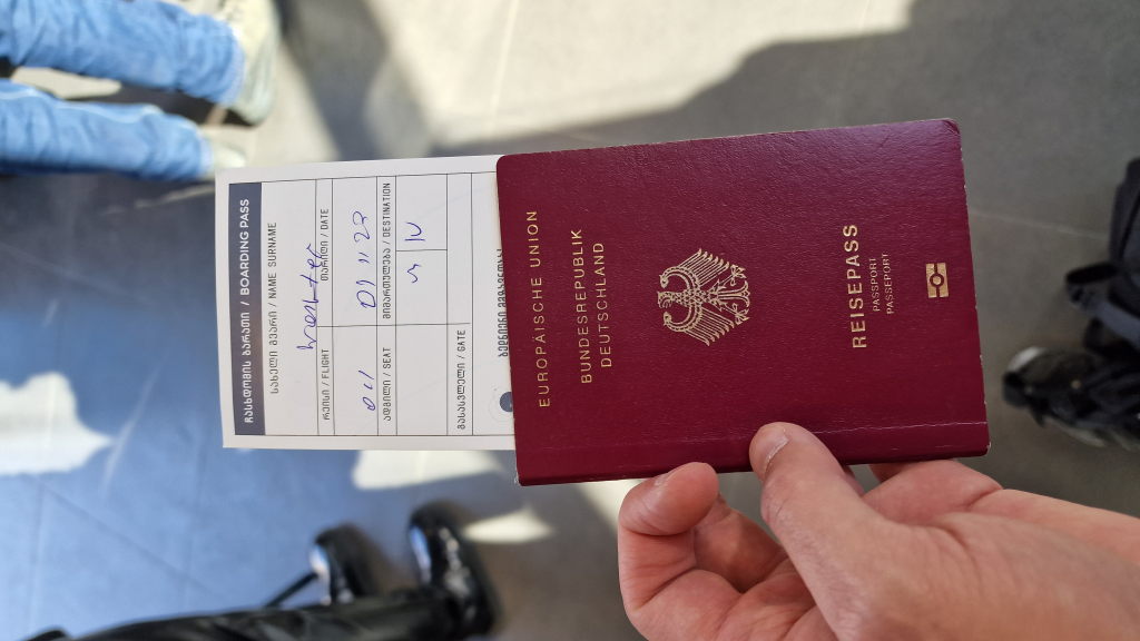 Handgeschriebener Boarding Pass Mestia-Tiflis mit deutschem Reisepass