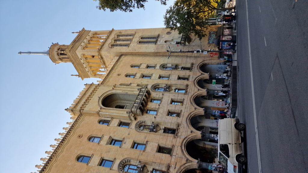 Stalinstil-Gebäude mit Turm an der Rustaweli-Allee in Tiflis