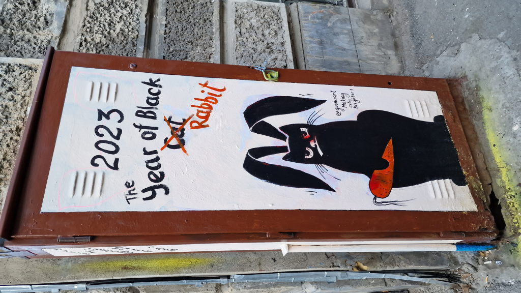 Bemalter Stromkasten in Tiflis: 2023 Year of Black Rabbit mit schwarzer Katze