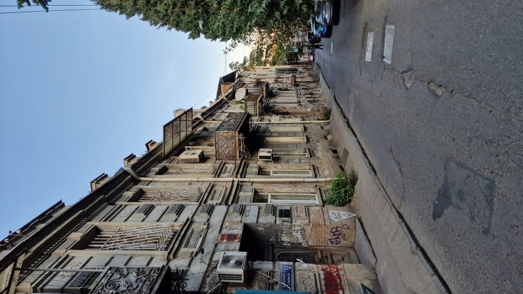 Alte Gasse in Tiflis mit verwitterten Jugendstilfassaden und Balkonen