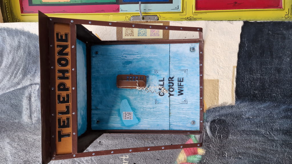 Wandinstallation Telephone mit Aufschrift Call Your Wife in Tiflis