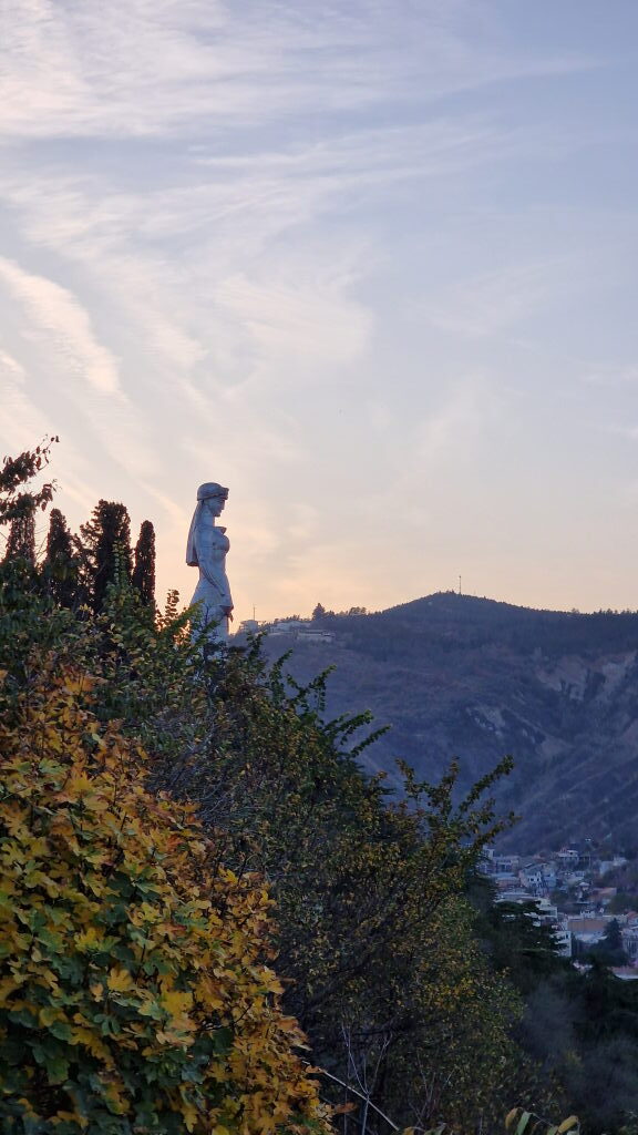 Tiflis, sofort — Straßen, Statuen und eine Stadt die nachts leuchtet
