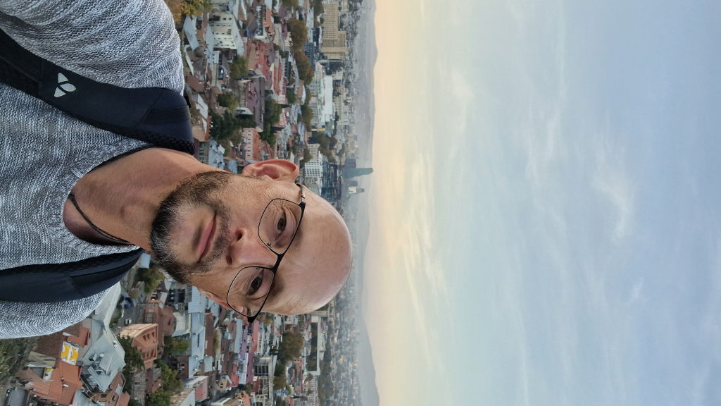 Selfie mit Tiflis-Panorama und modernen Glastürmen im Hintergrund