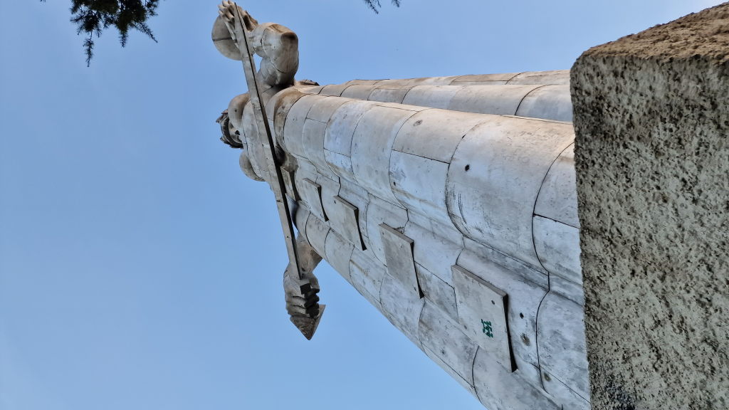 Kartlis Deda Statue von unten in Tiflis mit Schwert und Weinschale