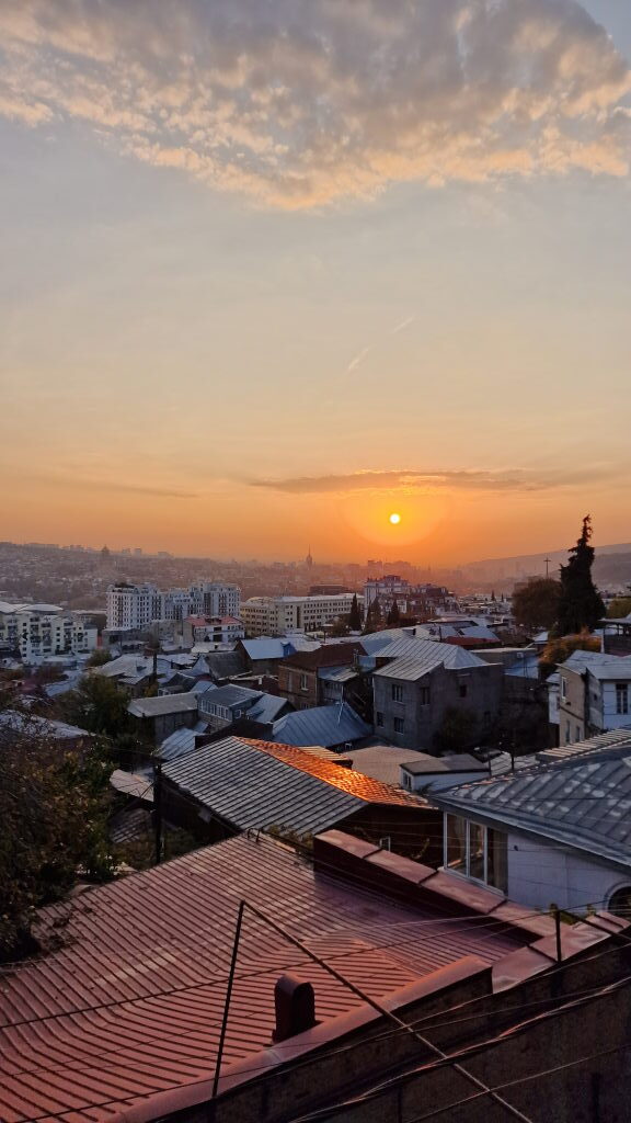 Tiflis, zweiter Tag — Von Sonnenaufgang bis Flohmarkt-ALF