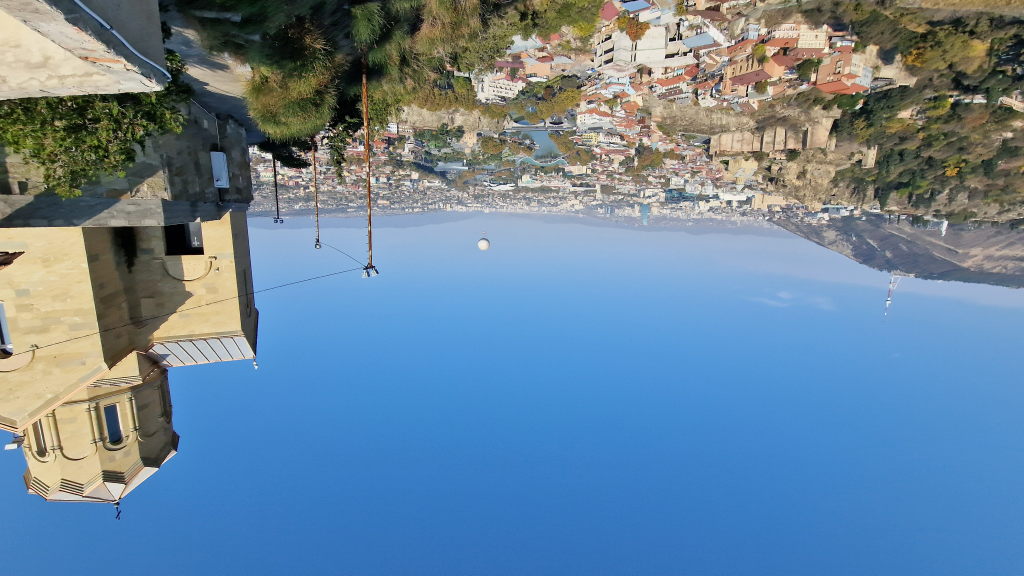 Tiflis-Panorama von der Narikala-Festung mit Metekhi-Kirche und Kura-Fluss