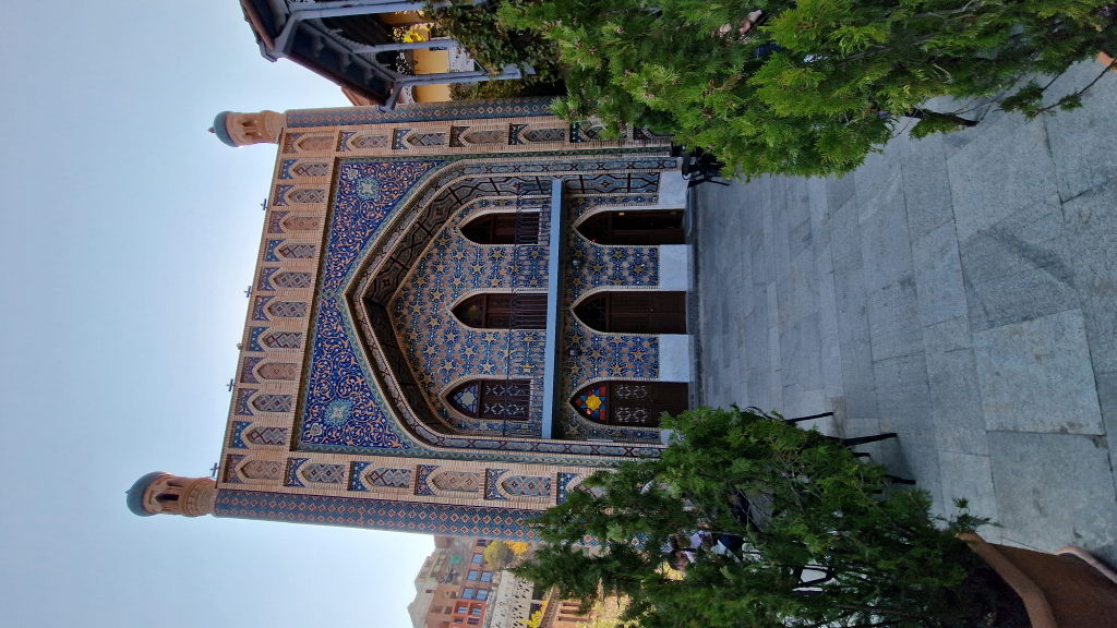 Orbeliani-Badehaus in Tiflis mit blau-türkisen Kacheln und islamischer Ornamentik