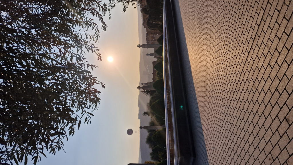 Kathedralenvorplatz in Tiflis im Gegenlicht mit Grabkreuzen und Heißluftballon