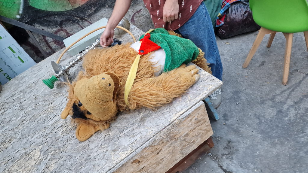 ALF-Plüschtier mit Wasserpfeife auf dem Dry Bridge Flohmarkt in Tiflis