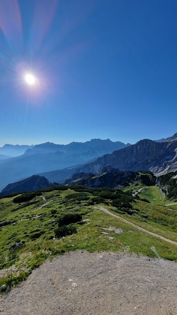 Alpenpanorama mit Wanderweg und blauem Himmel am Höllentalkopf im Sommer