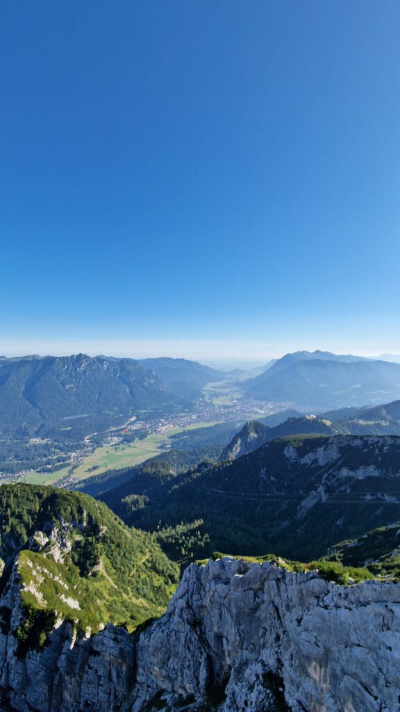 Panoramablick von der Alpspitze auf Garmisch-Partenkirchen und das Höllental im Sommer