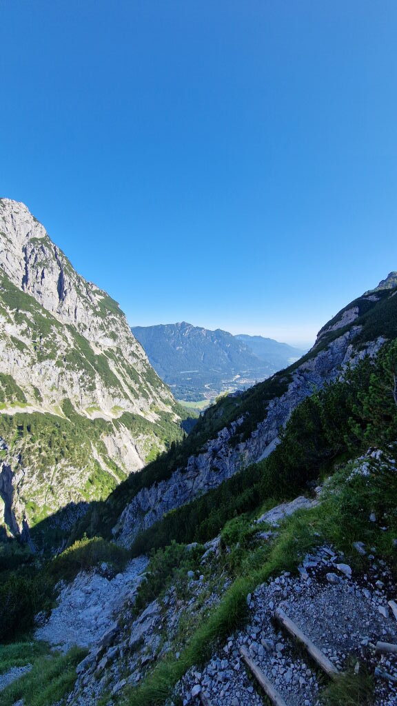 Blick durch das Höllental auf Garmisch-Partenkirchen vom steilen Wanderweg