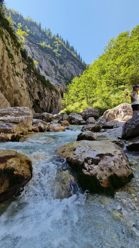 Tosender Bergbach zwischen Felsen in der Höllentalklamm bei Garmisch