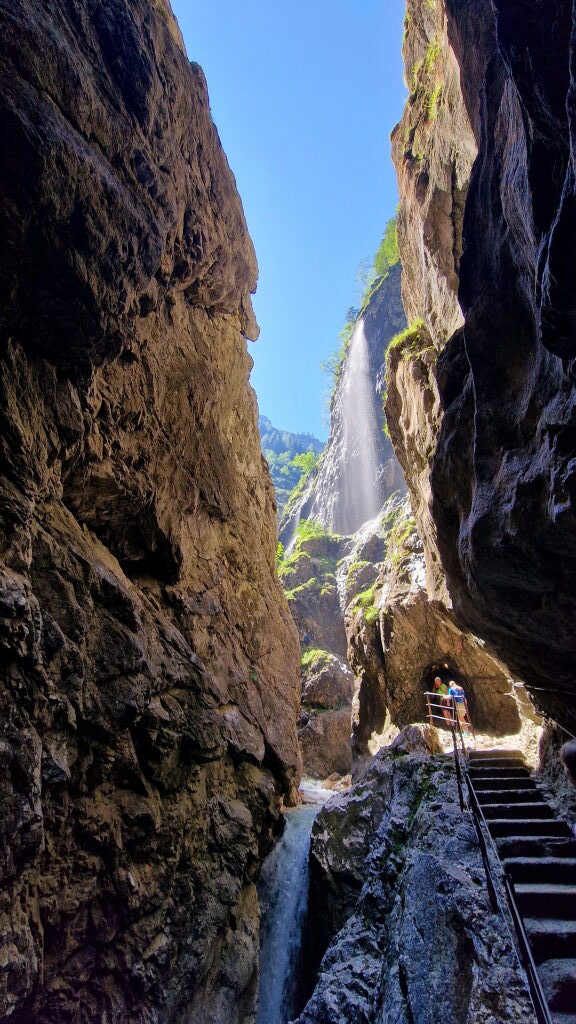 Höllentalklamm Schlucht mit Wasserfall und Treppe in den Felsen