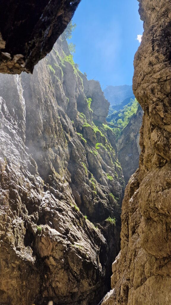 Blick aufwärts in die enge Felsschlucht der Höllentalklamm mit blauem Himmel