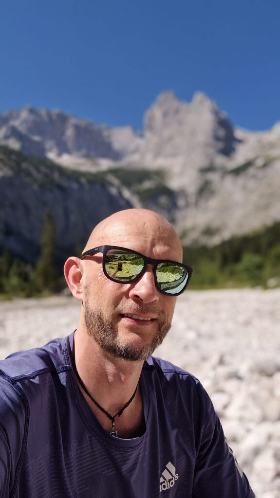 Wanderer-Selfie mit Sonnenbrille vor dem Zugspitzmassiv im Höllental