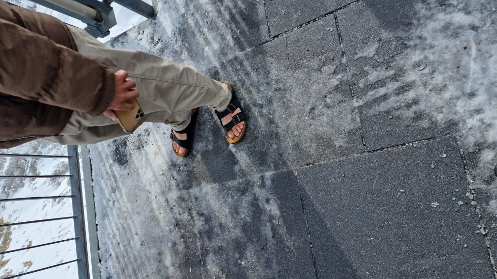 Birkenstocks Schnee Eis Zugspitze Gipfel