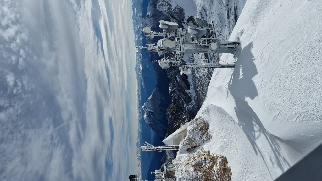 Zugspitze Gipfelpanorama Felsrippe Schnee Fernsicht