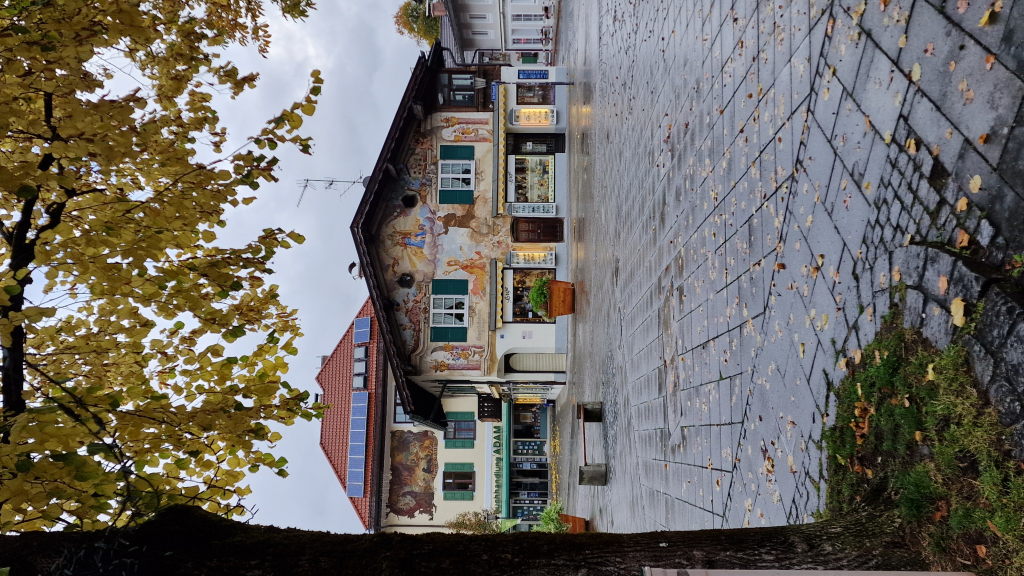 Garmisch-Partenkirchen Lüftlmalerei Marktplatz Herbstregen