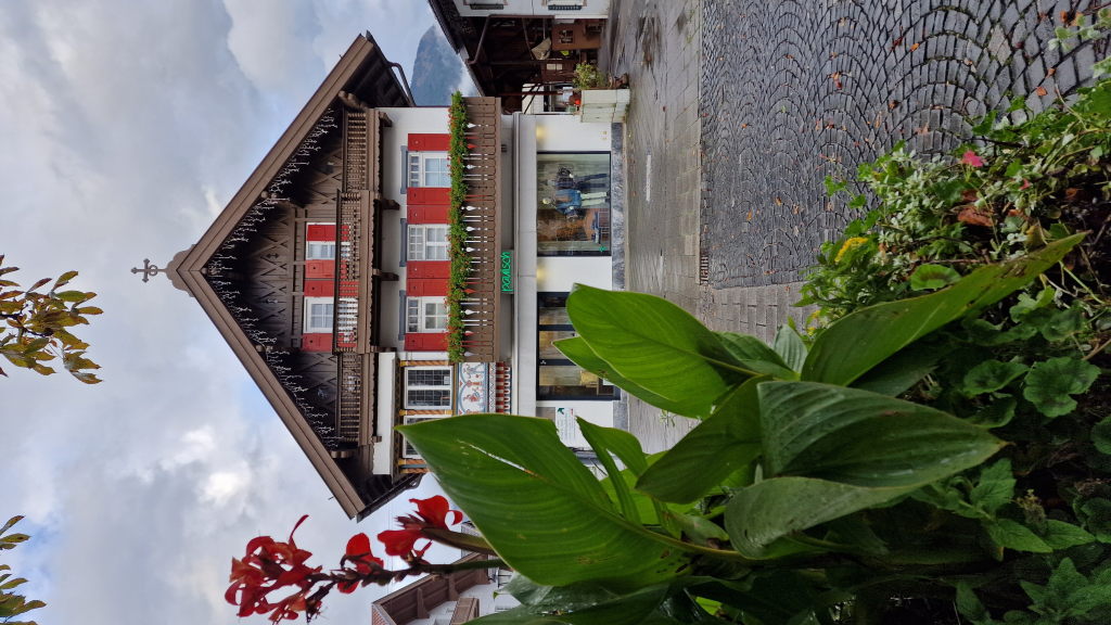 Garmisch Trachtenhaus Balkon rote Fensterläden