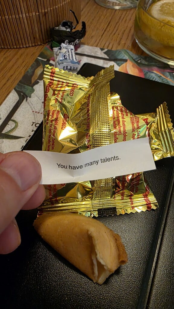 Geöffneter Glückskeks im Restaurant BankCook in Posen mit dem Spruch You have many talents