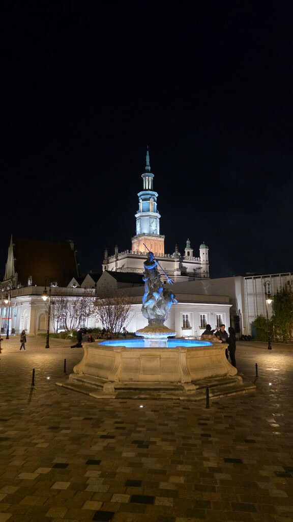 Neptunbrunnen und Posener Rathaus am Stary Rynek bei Nacht, blau beleuchtet, November 2025