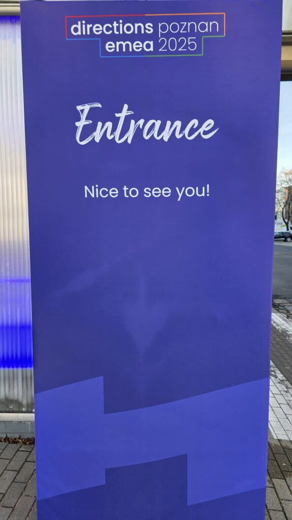 Eingangsschild Directions EMEA 2025 Poznan am Poznan Congress Center