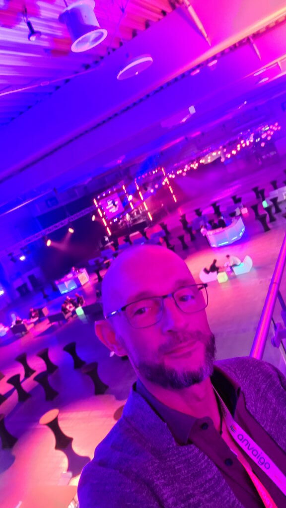 Sebastian Walter Selfie bei der Abendveranstaltung der Directions EMEA 2025 in Posen, pinke und lila Beleuchtung