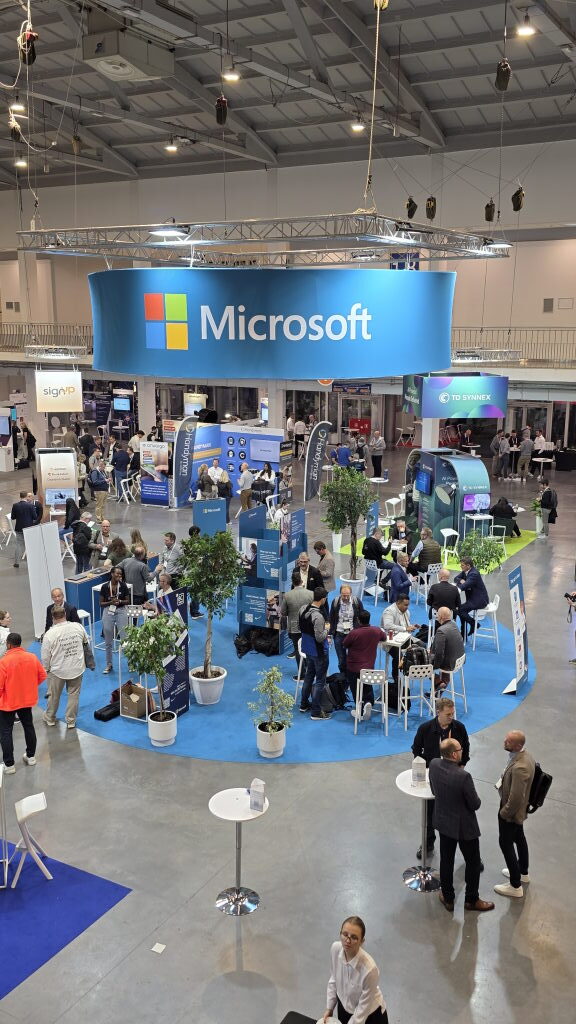 Microsoft Messestand in der Messehalle der Directions EMEA 2025 in Posen von oben fotografiert